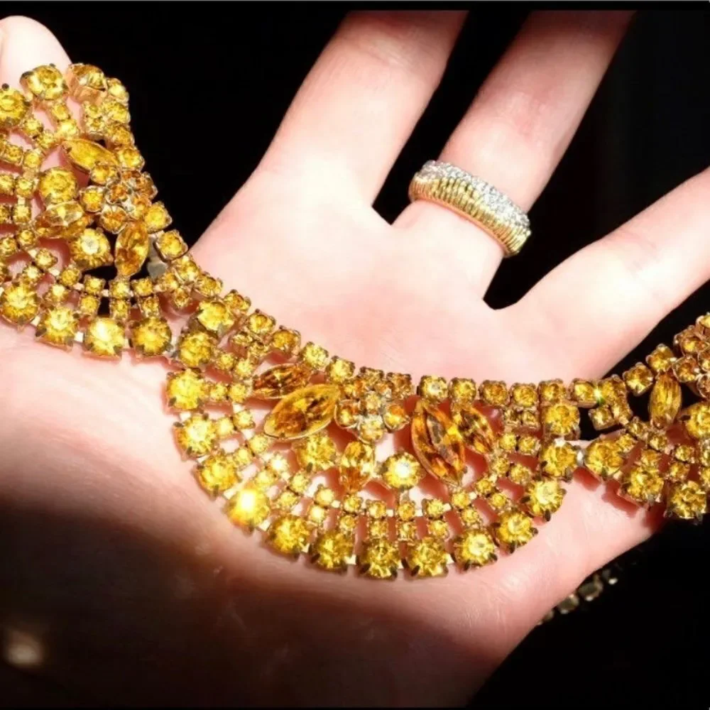 ♥️ Vintage Rhinestone necklace, Delicious marmalade orange unique scallops